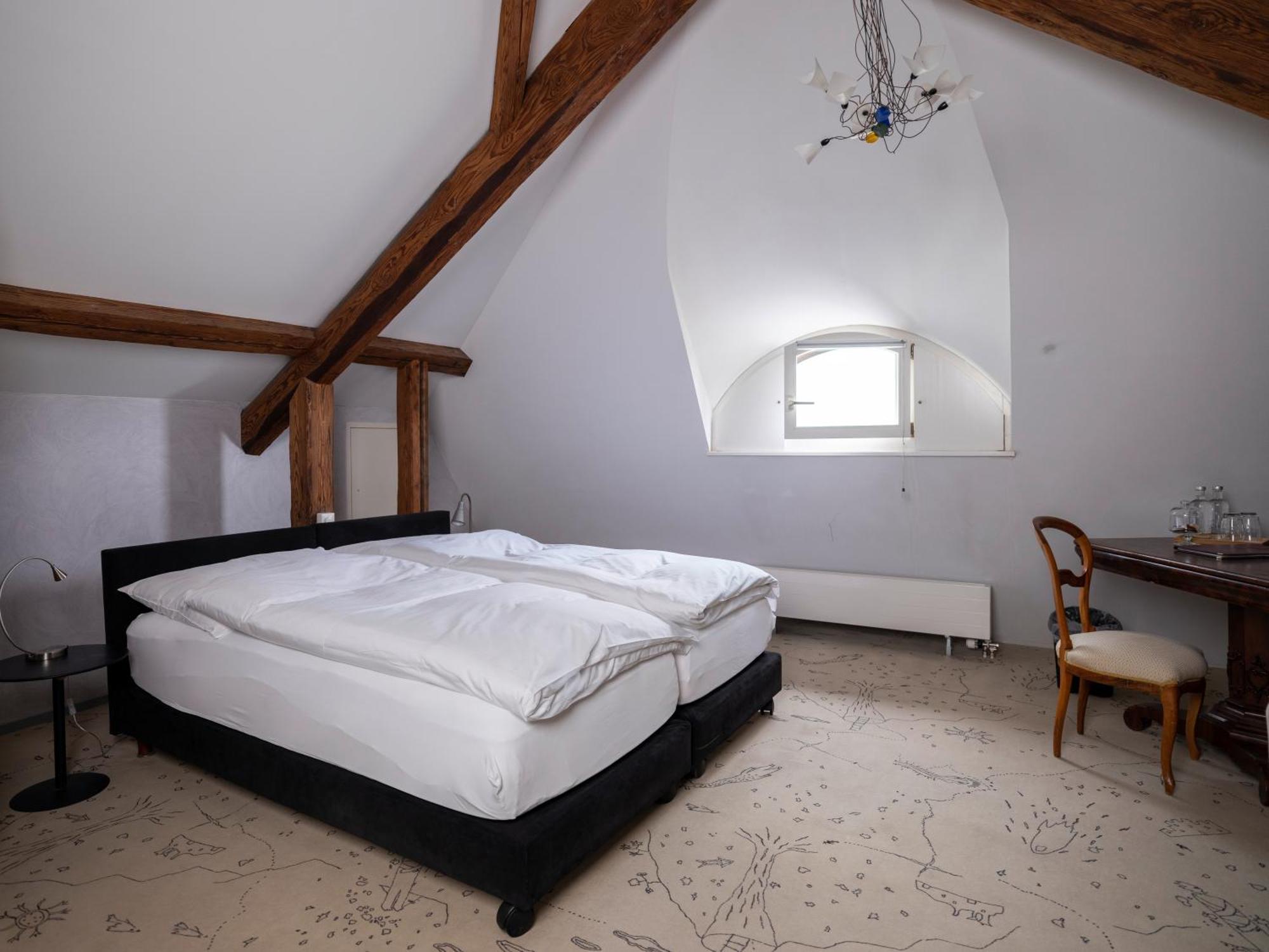 Romantik Hotel De L'Ours Sugiez エクステリア 写真