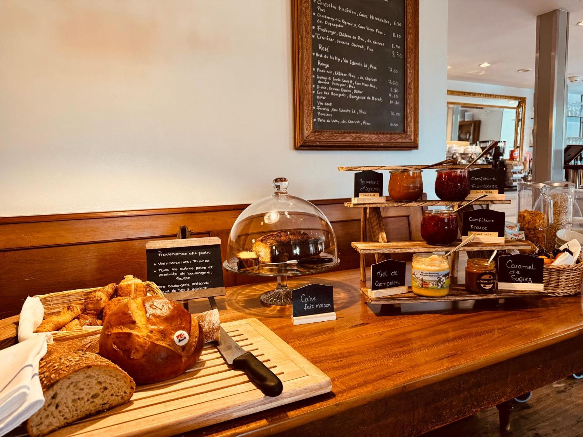 Romantik Hotel De L'Ours Sugiez エクステリア 写真