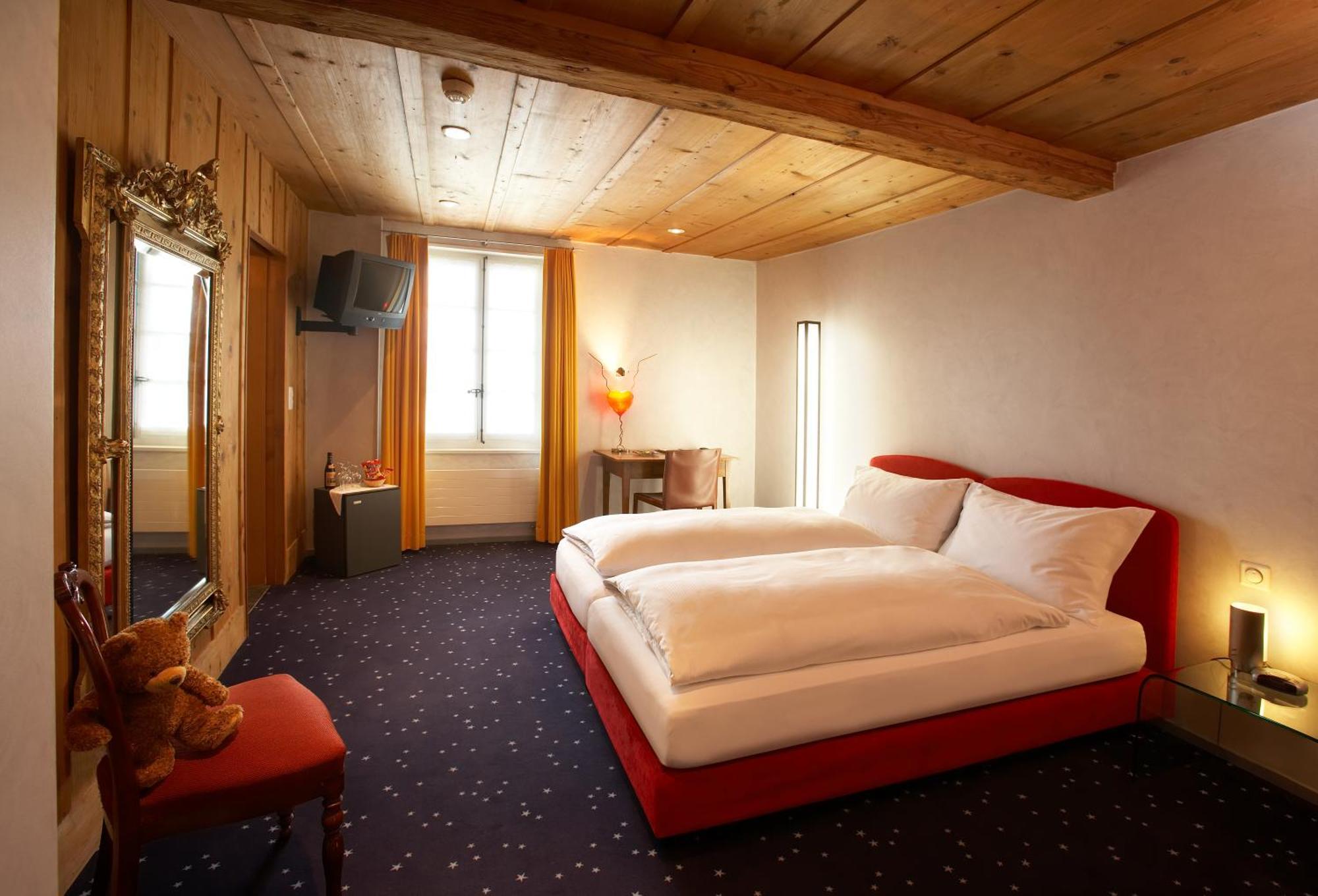 Romantik Hotel De L'Ours Sugiez エクステリア 写真