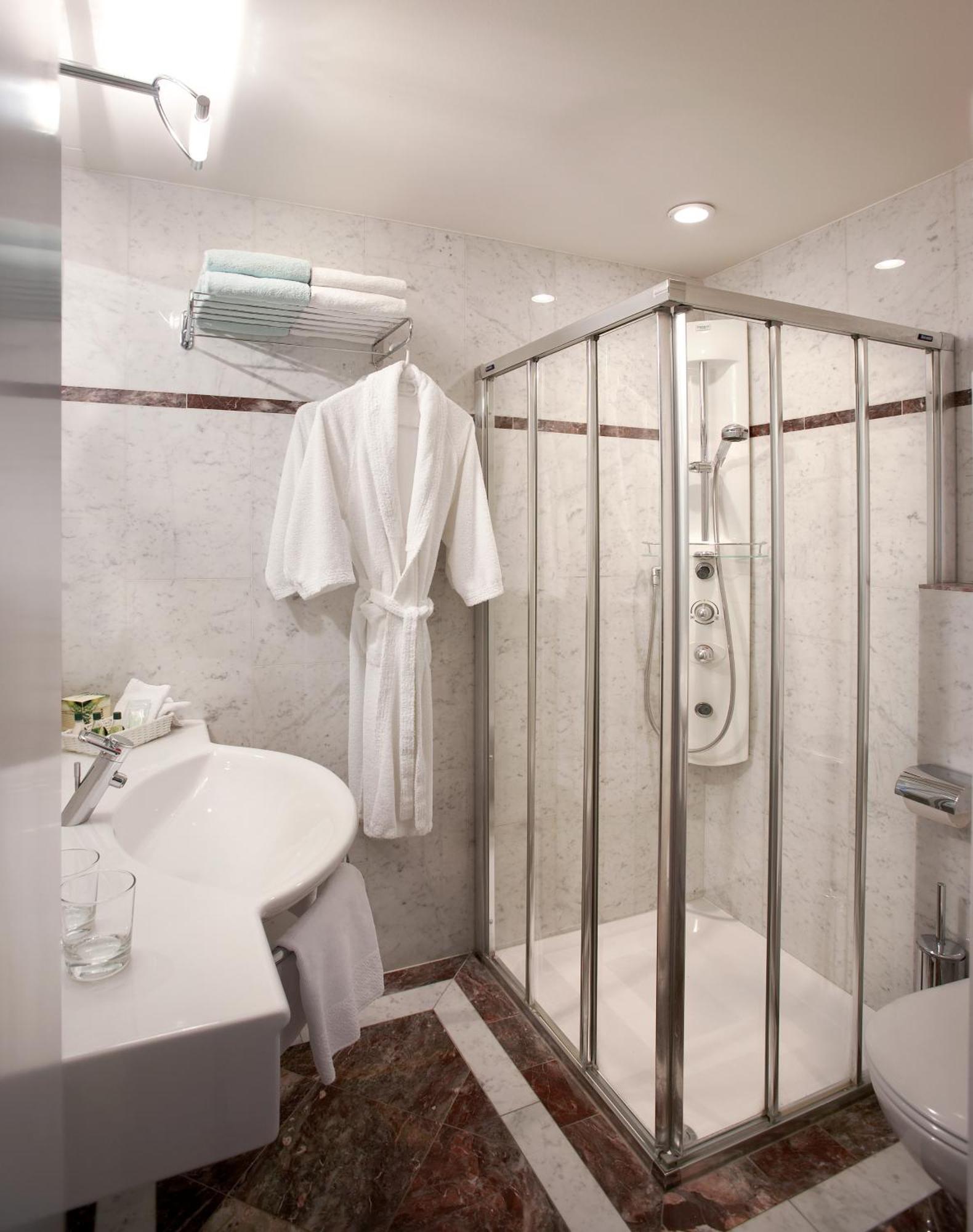 Romantik Hotel De L'Ours Sugiez 部屋 写真